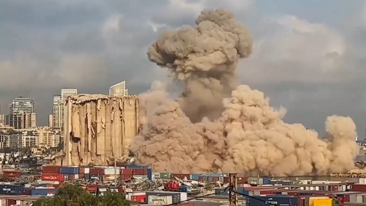 بالفيديو.. انهيار الجزء الشمالي من إهراءات القمح بمرفأ بيروت