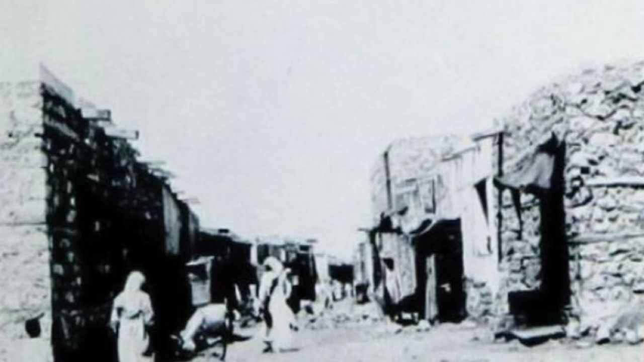 صورة تاريخية نادرة تظهر الشارع الرئيسي في أملج قبل النهضة العمرانية الحديثة للمملكة