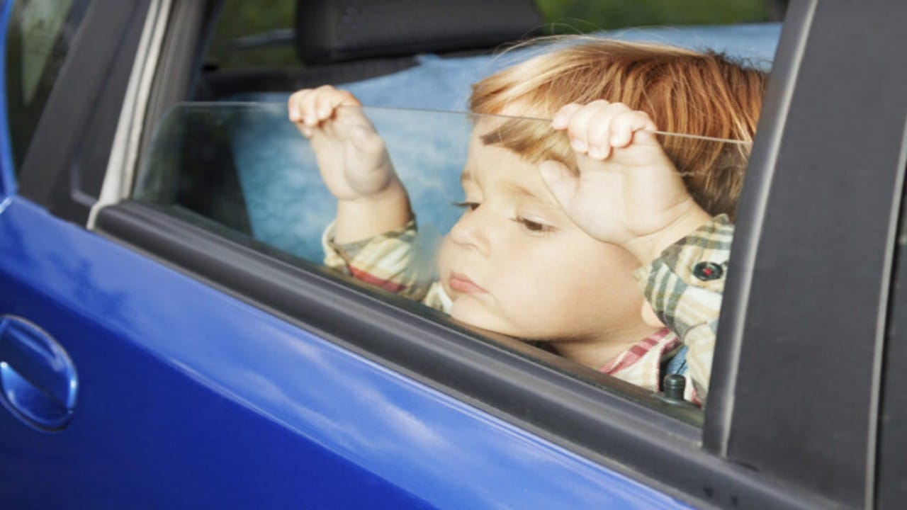 4 خطوات بسيطة لحماية الأطفال من أشعة الشمس داخل السيارة 