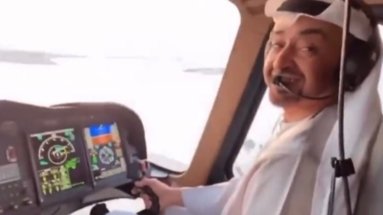 فيديو للشيخ محمد بن زايد يقود مروحية في سماء الإمارات يحظى بتفاعل واسع