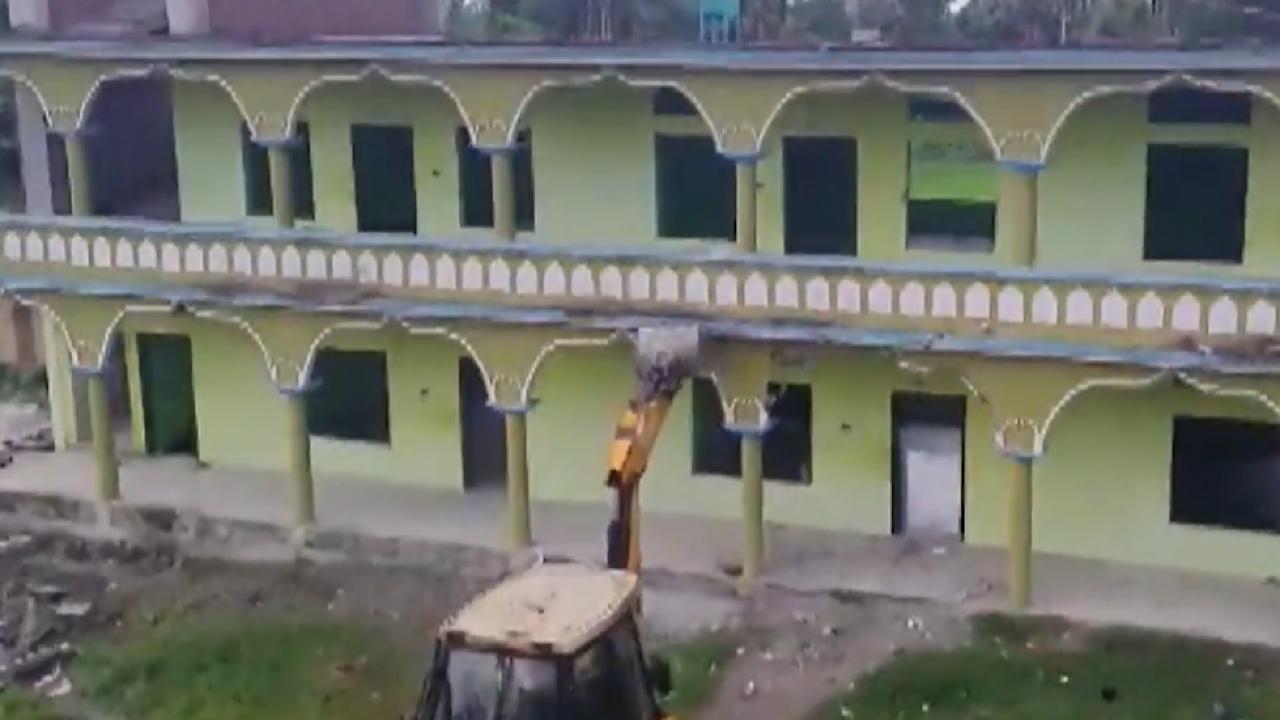 بالفيديو.. السلطات الهندية تهدم مدرسة لصلتها بمنظمات إرهابية (فيديو)