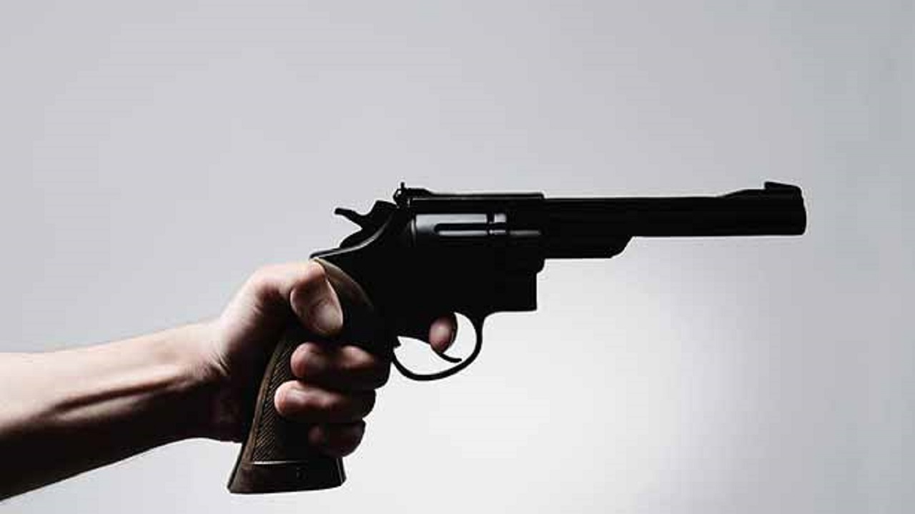 امرأة تساعد رجلين لقتل زوجها