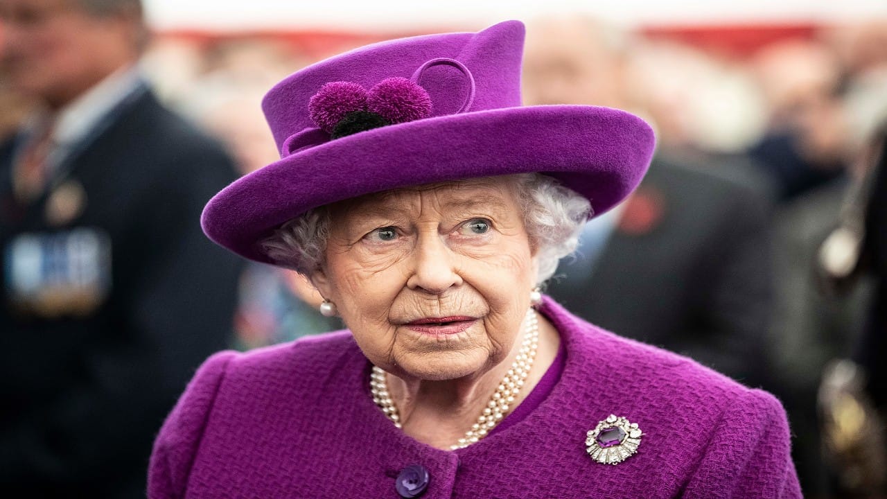 بالصور.. تصرف غريب من رئيس أرمينيا في وداع الملكة إليزابيث