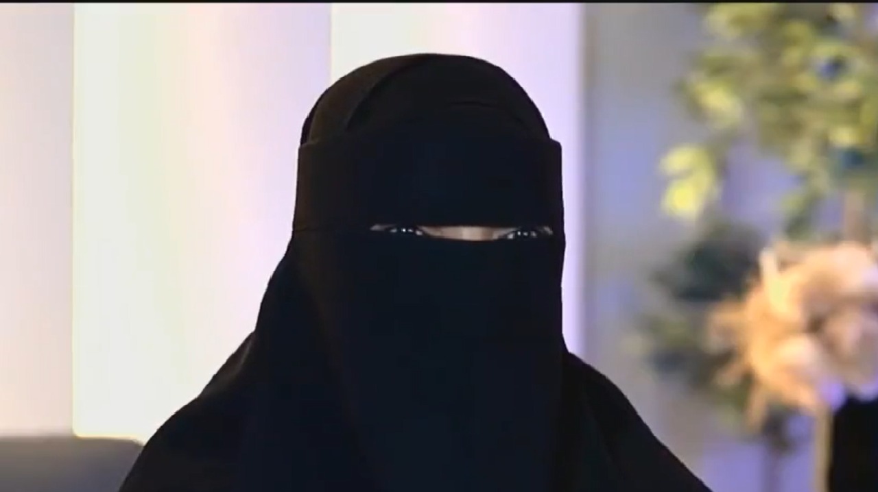 بالفيديو .. قصة زواج مقيمة أمريكية بسعودي رغم اختلاف العمر والجنسية والثقافة