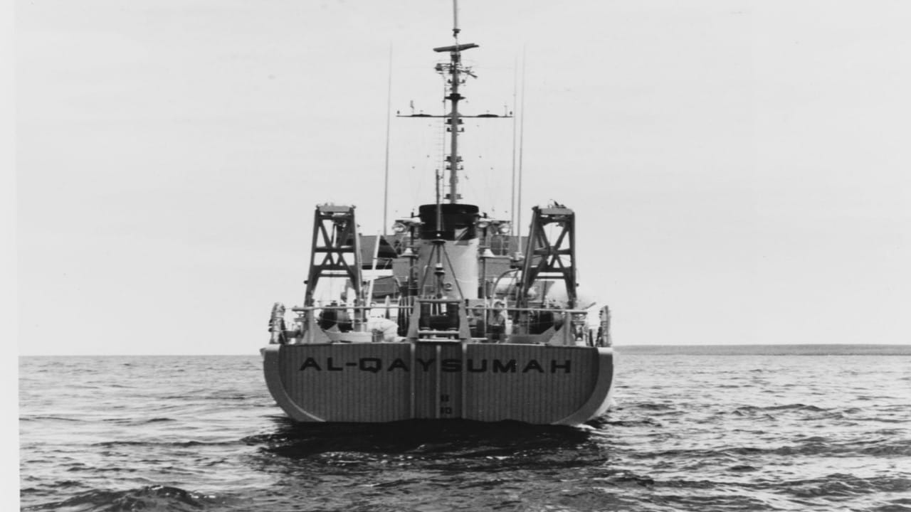 صورة نادرة لسفينة جلالة الملك القيصومة بعد اكتمال صناعتها
