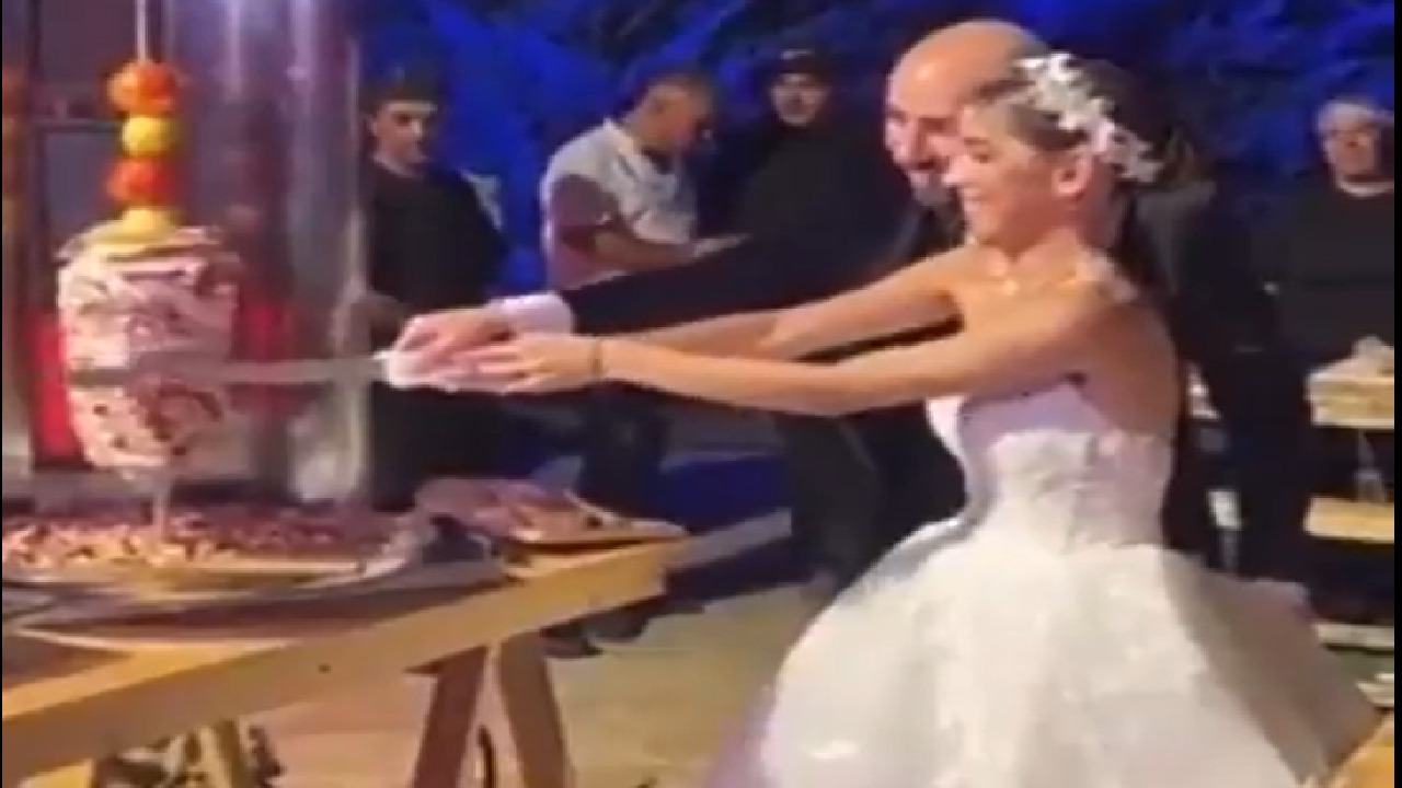 شاهد .. عروسان يقطعان “الشاورما” بدلاً من التورتة في زفافهما