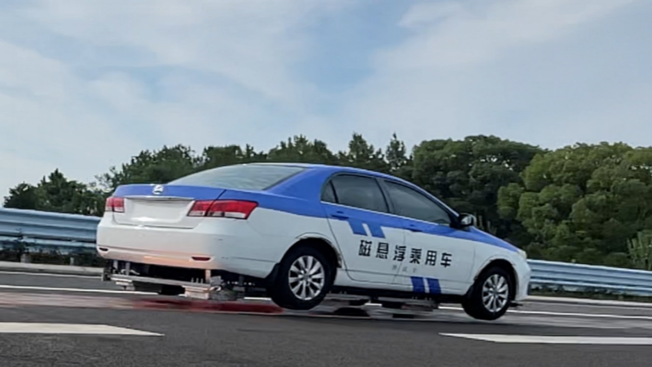 سيارة تطفو فوق طريق سريع شرق الصين