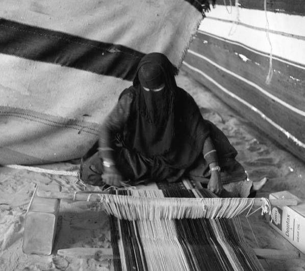 إمرأة بدوية من صانعات السدو ‏في التسعينات الهجرية ـ السبعينات الميلادية