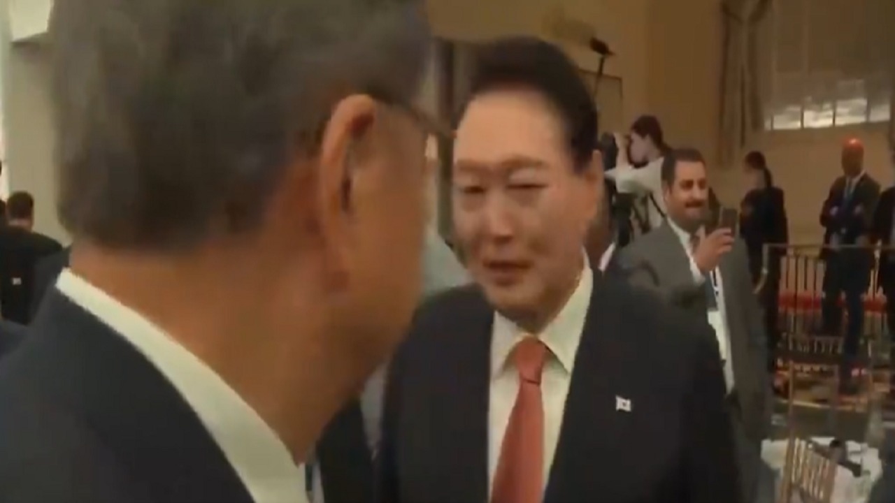 دون الانتباه للكاميرا.. رئيس ​كوريا الجنوبية​ يسب أعضاء الكونجرس