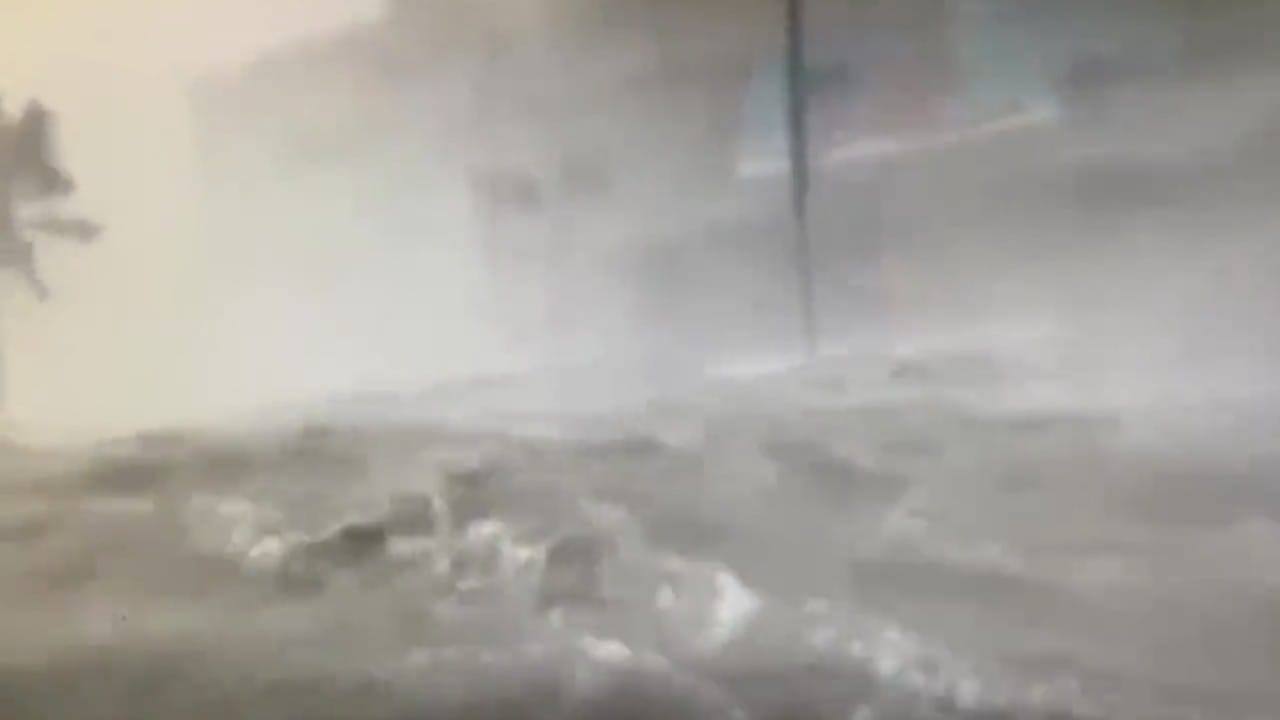 بالفيديو.. مشاهد مرعبة لعاصفة تقتحم ولاية فلوريدا