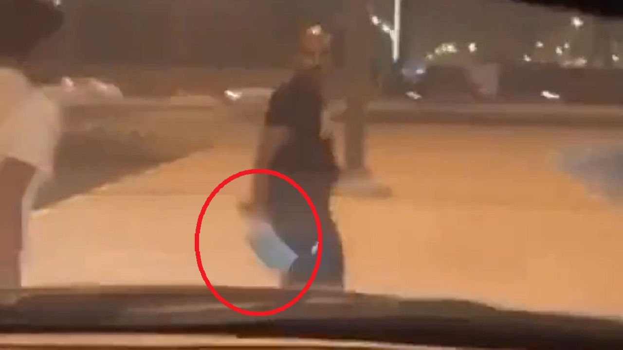 شاهد .. شخص يحمل ساطور يحاول الاعتداء على أسرة داخل سيارتها بالكويت