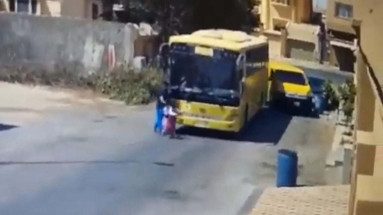 بالفيديو.. يقظة سائق حافلة مدرسية تمنع دهس طالب