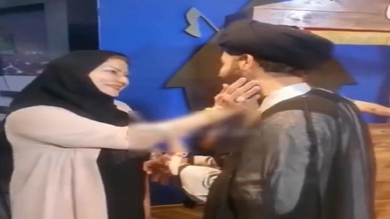 شاهد..رجل دين عراقي يقبل النساء