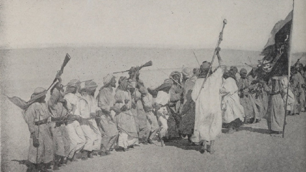 صورة نادرة لمجموعة رجال يأدون &#8220;العرضة&#8221; عام 1919 بالشرقية