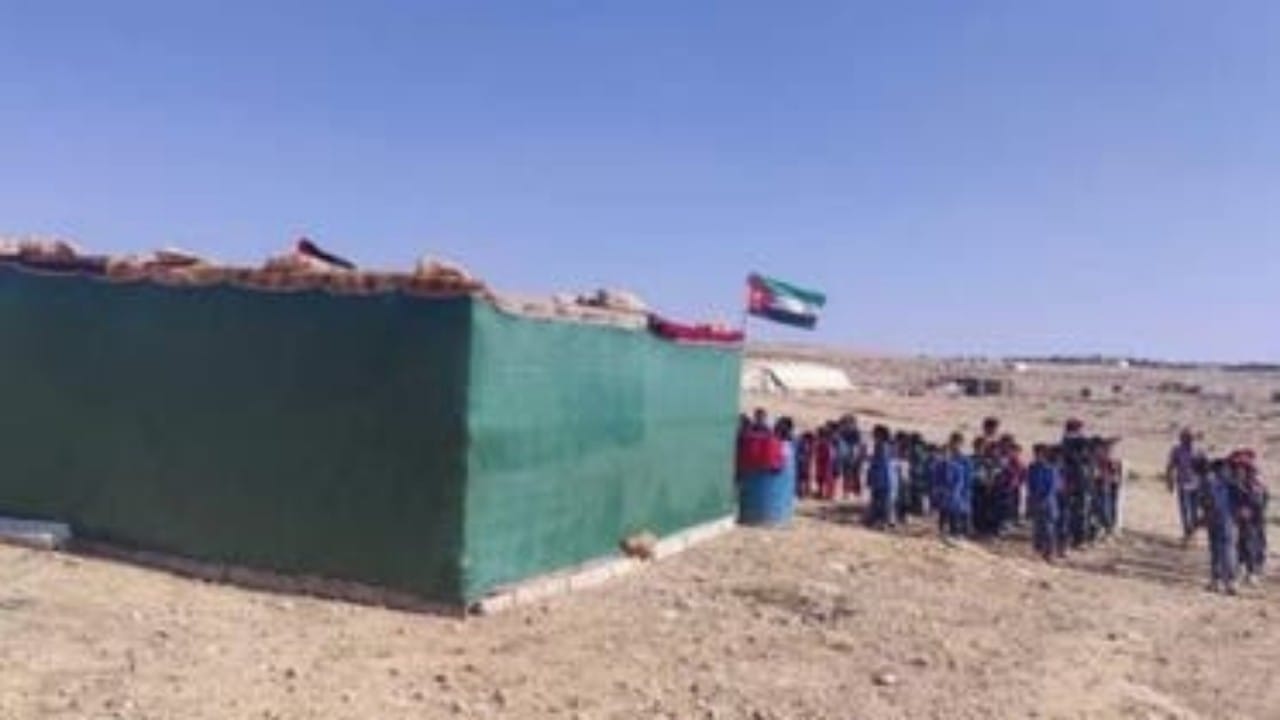 شاهد.. طلبة بالزي الرسمي أمام خيمة مدرسية في الأردن 