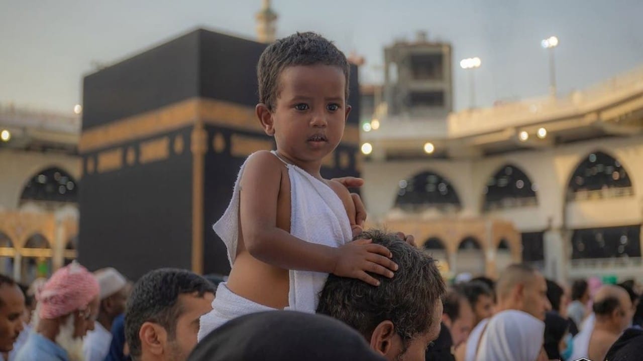 “الحج والعمرة” توجه نصائح للحفاظ على الأطفال داخل المسجد الحرام