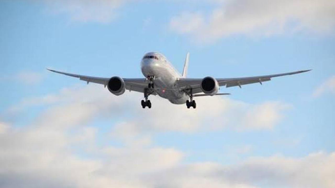 “مضيف طيران” يحذّر المسافرين من أشياء على متن الطائرة