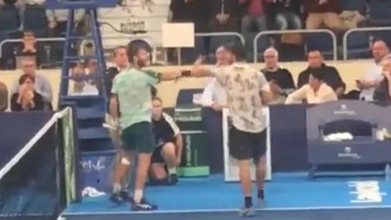 فيديو يوثق هجوم عنيف من لاعب تنس على خصمه