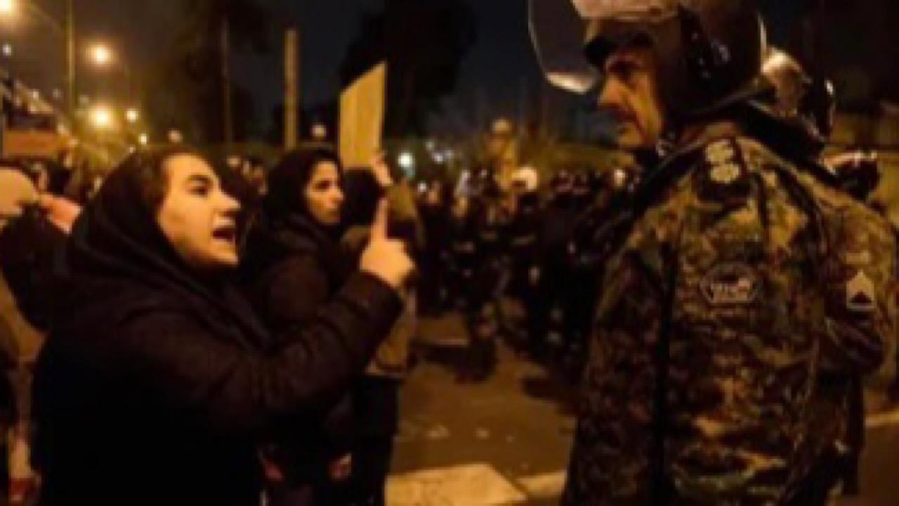 بالفيديو .. تظاهرات ليلية في إيران تنديدًا بقتل فتاة على يد شرطة الأخلاق