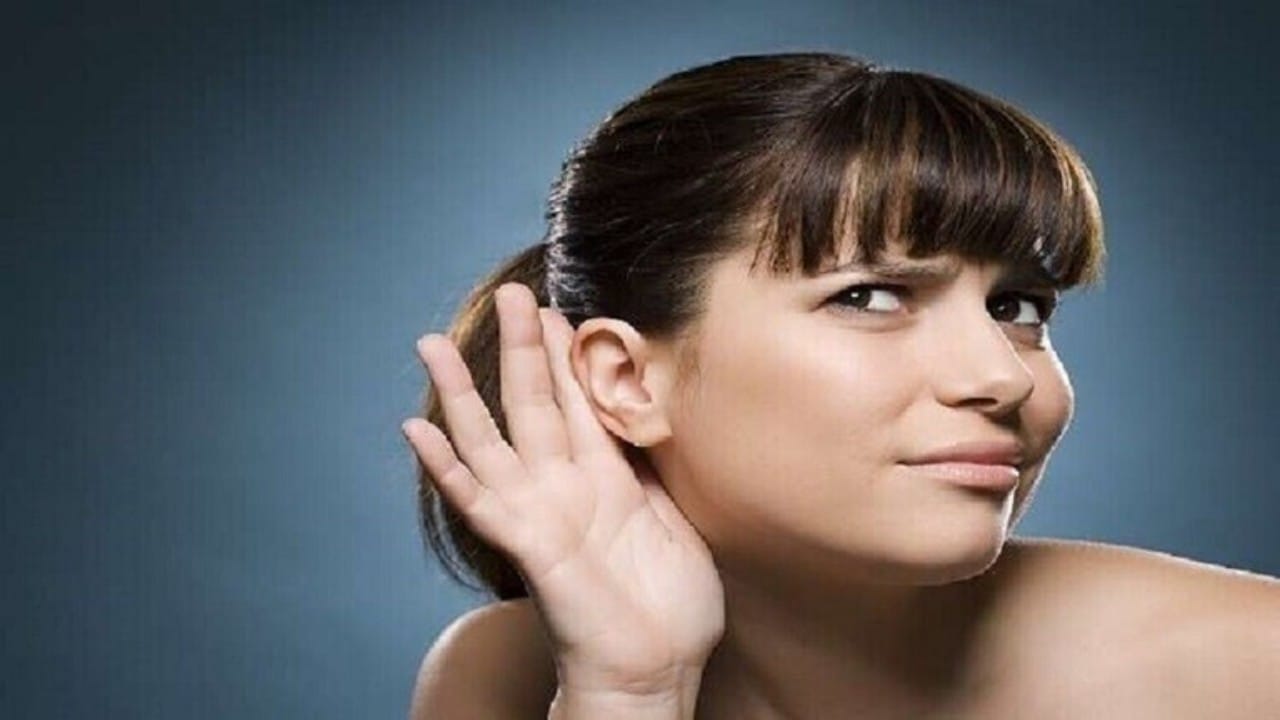 أخصائية تكشف سبب غير متوقع لضعف السمع 