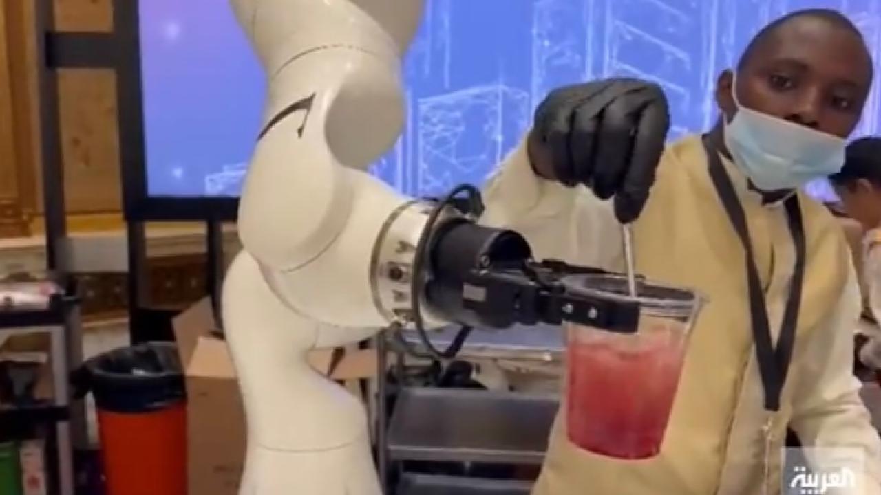 شاهد.. روبوتات تشارك في تقديم المشروبات للزوار في ⁧‫قمة الذكاء الاصطناعي‬⁩