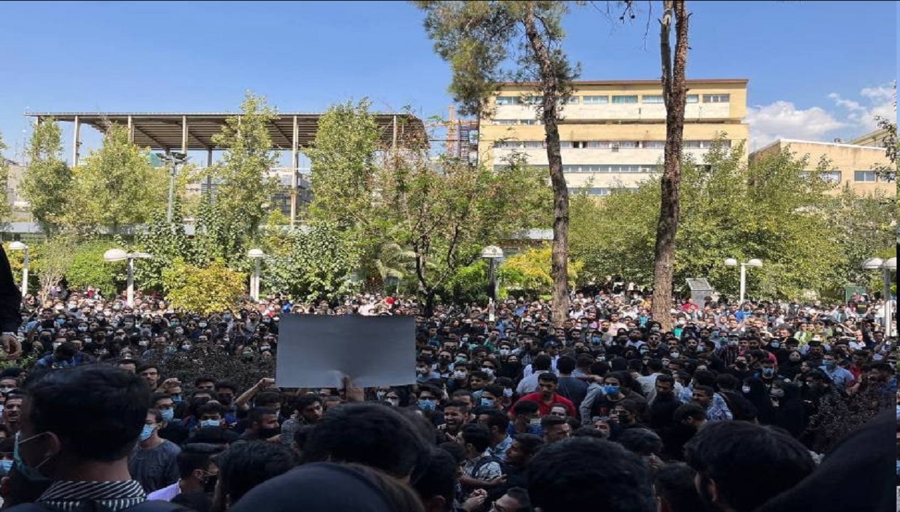 شاهد..متظاهرون إيرانيون: &#8220;خامنئي يا ظالم سندفنك تحت الأرض&#8221;