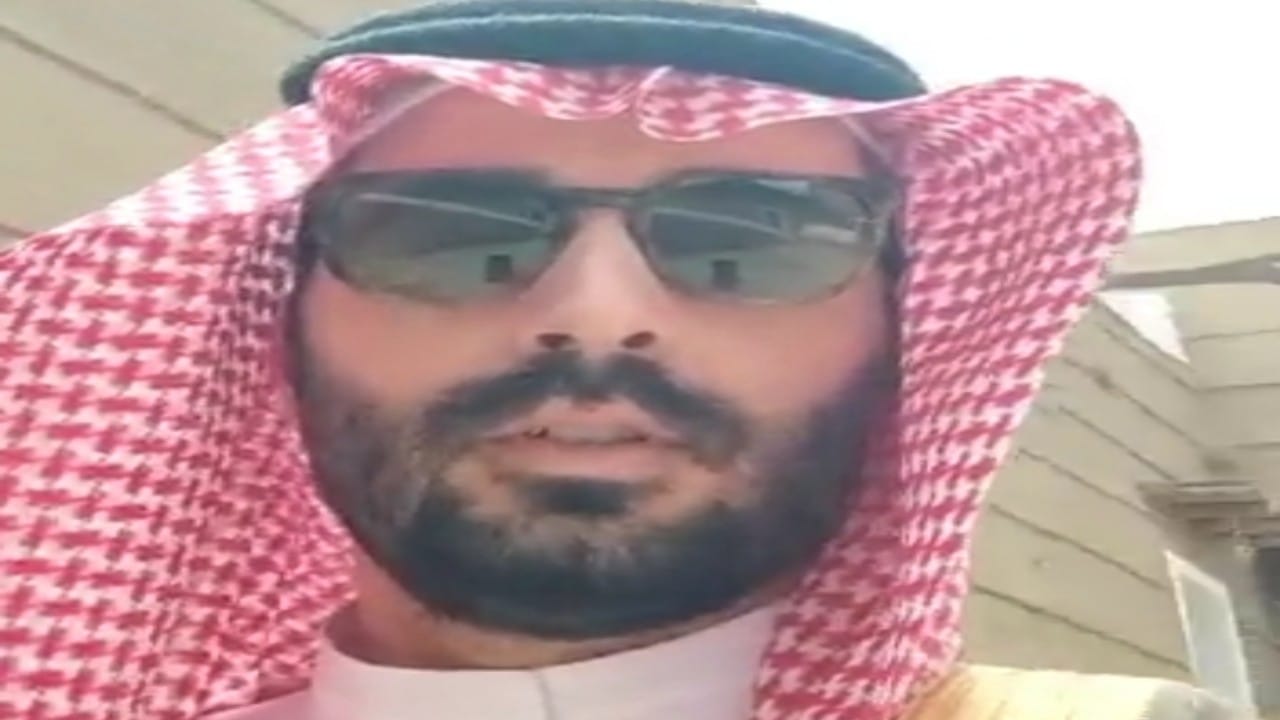 بالفيديو.. مدرب ضمك يحتفل باليوم الوطني بارتداء الزي السعودي