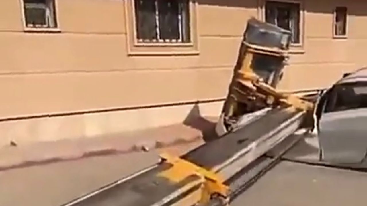 بالفيديو .. رافعة عملاقة تسقط في مشهد مذهل على سيارة