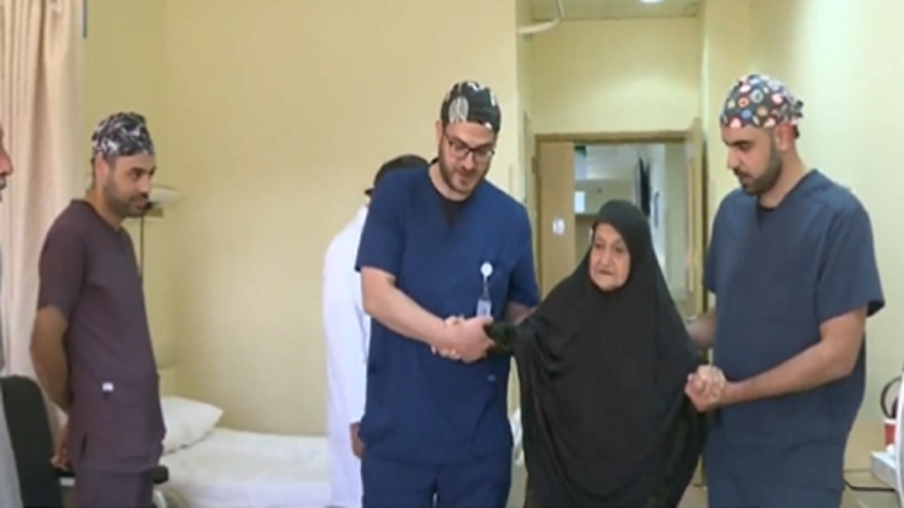 بالفيديو ..فريق طبي بسكاكا ينقذ معتمرة عراقية تعرضت لحادث