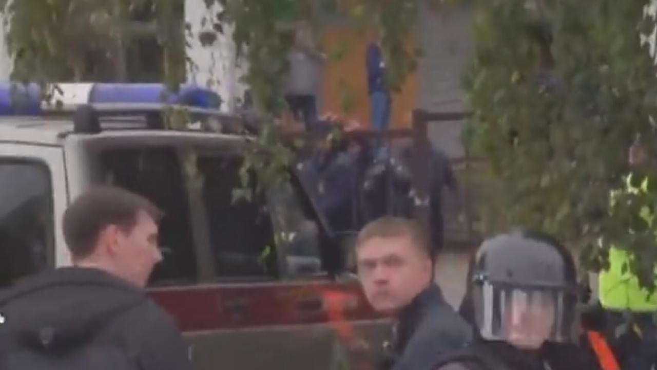 بالفيديو.. مصرع 6 أشخاص وعشرات الجرحى في اقتحام على مدرسة روسية