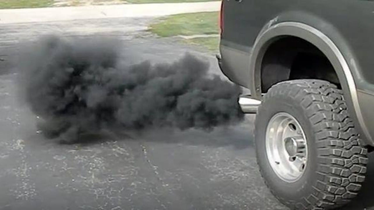 أسباب خروج دخان أسود من عوادم السيارات