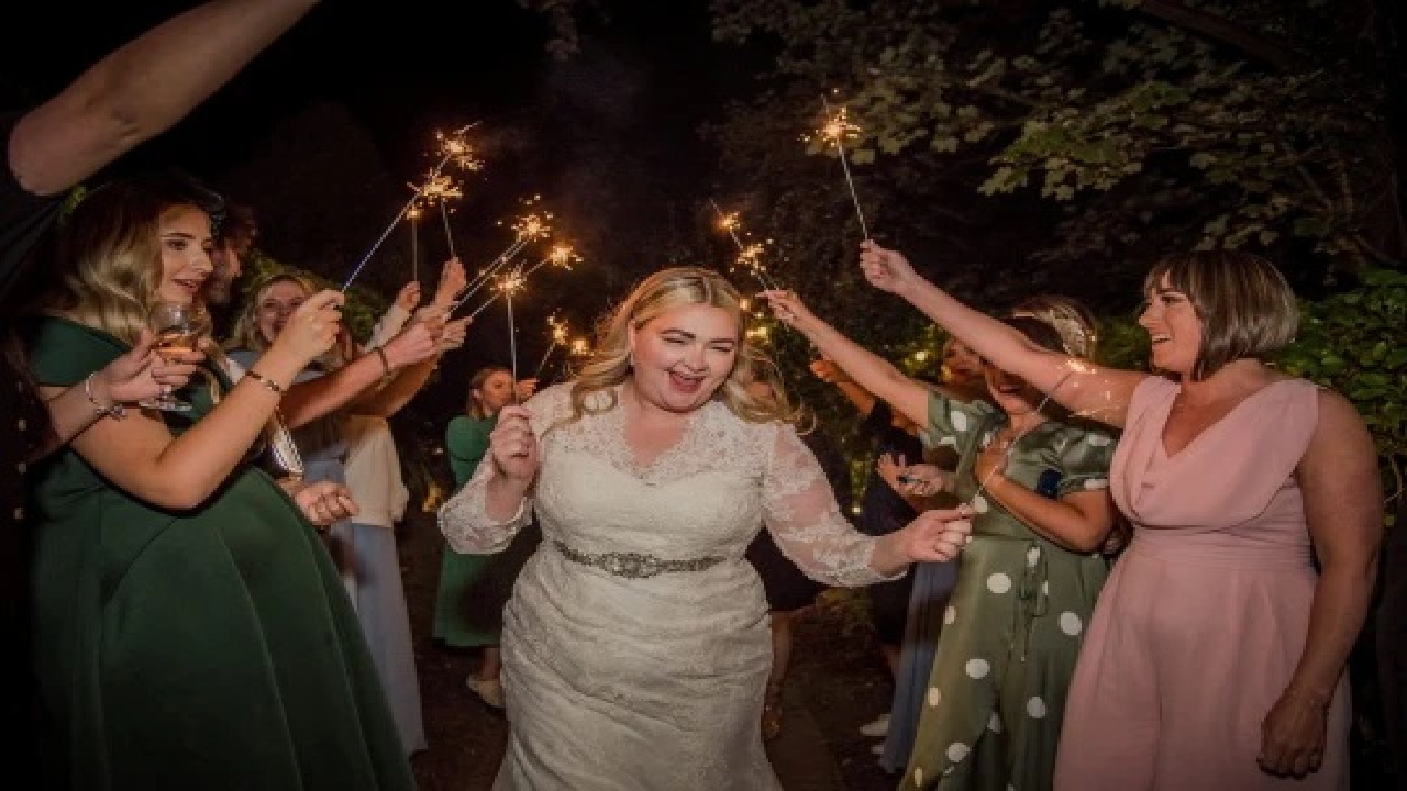 بالصور .. عروس تكمل مراسم حفل زفافها رغم هروب العريس!