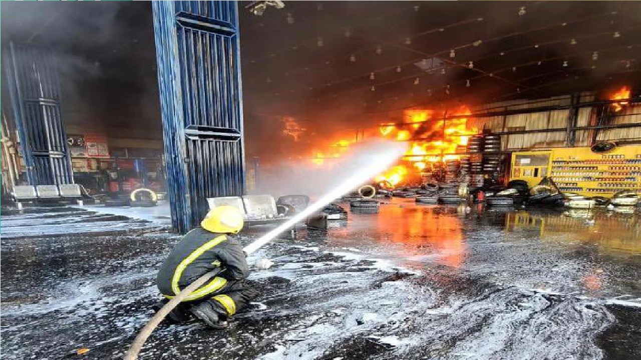 بالصور .. مدني الدمام يباشر حريقًا في ورشة بحي الخضرية