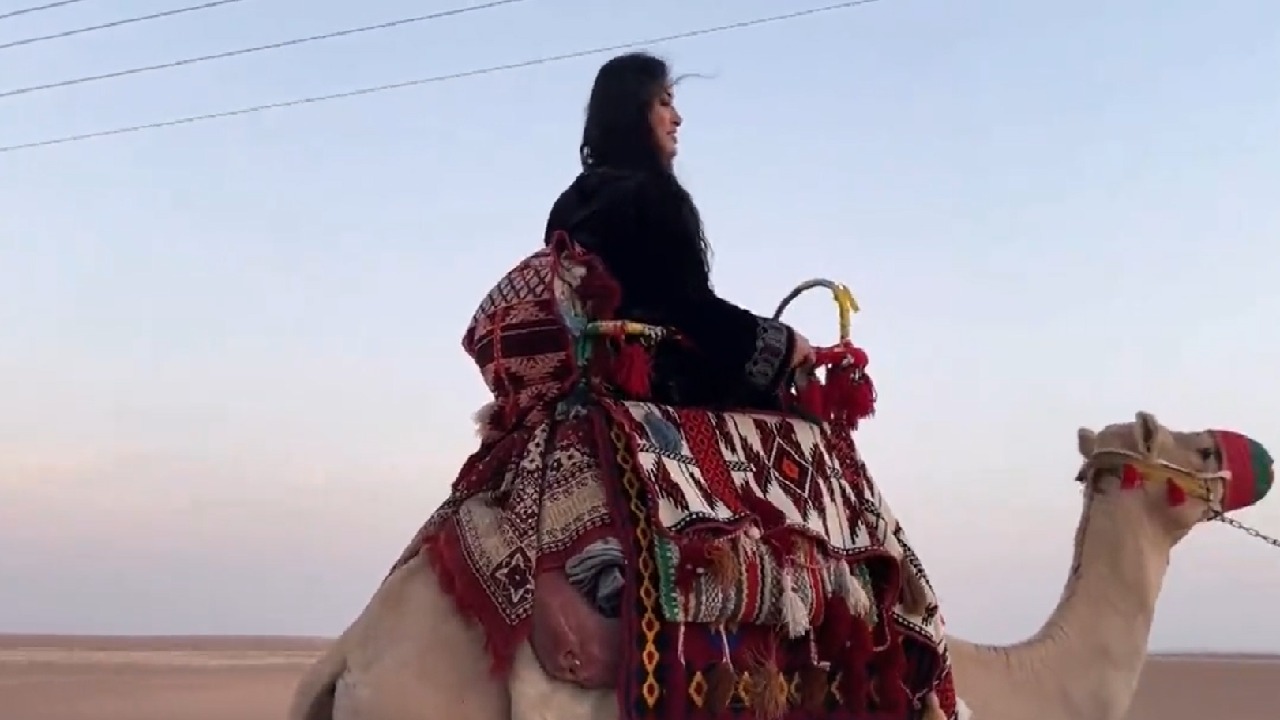 بالفيديو .. رحالة سعودية تنطلق من الصياهد إلى جدة على ظهر ناقتها