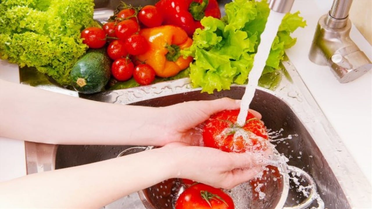 “الذيابي” يحذر: تجنبوا غسل الفواكه والخضروات بالمنظفات