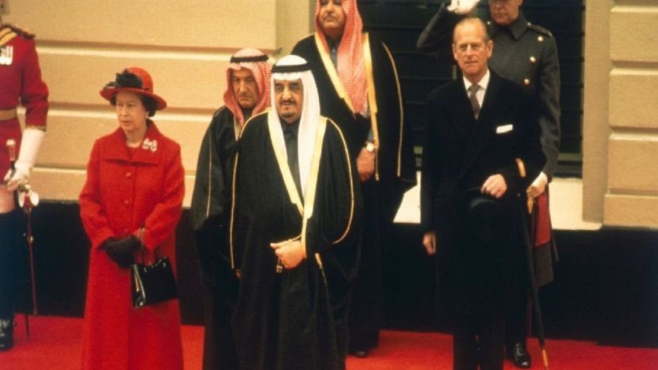 صورة تاريخية نادرة تجمع الملك فهد مع الملكة إليزابيث وزوجها