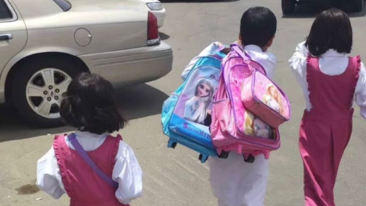 محافظ خميس مشيط يوجّه بتكريم طفل حَمَل حقيبتي شقيقتيه أثناء خروجهم من المدرسة