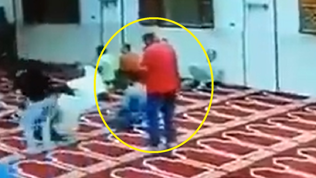 شاهد.. لحظة وفاة رجل داخل المسجد فور انتهائه من صلاة الفجر