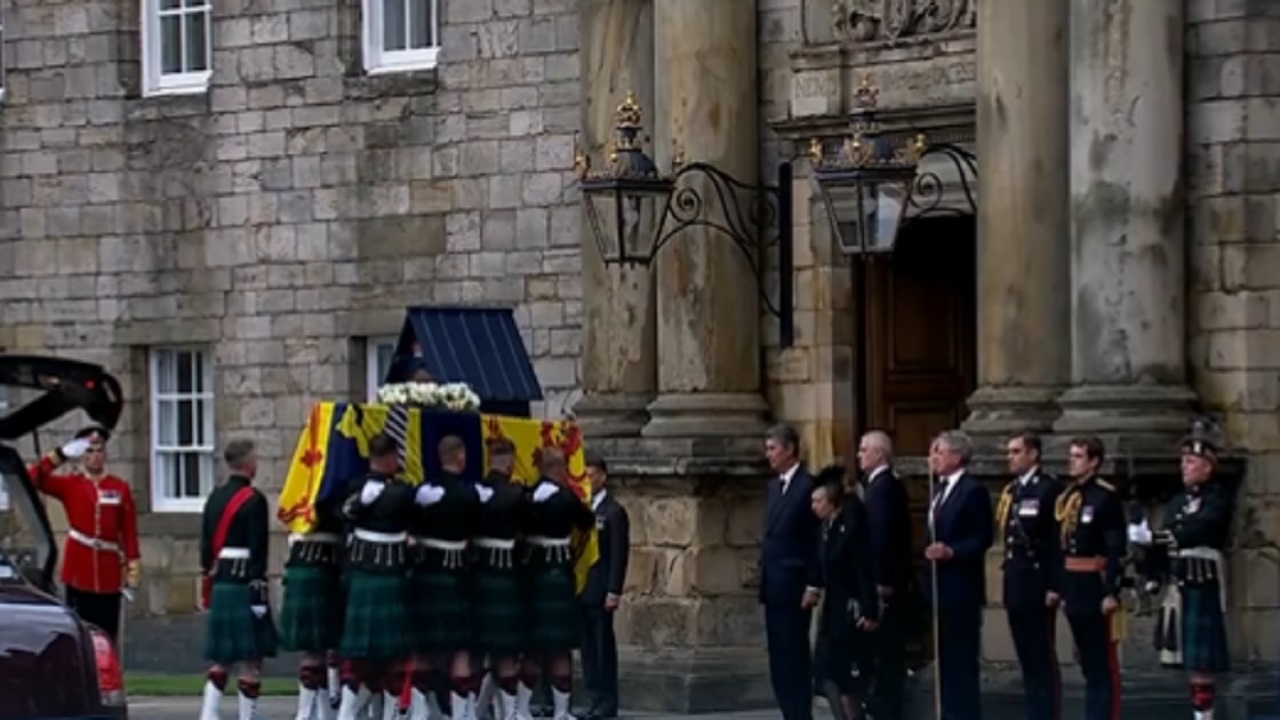 بالفيديو.. لحظة وصول جثمان الملكة إليزابيث إلى قصر هوليرود في إدنبرة
