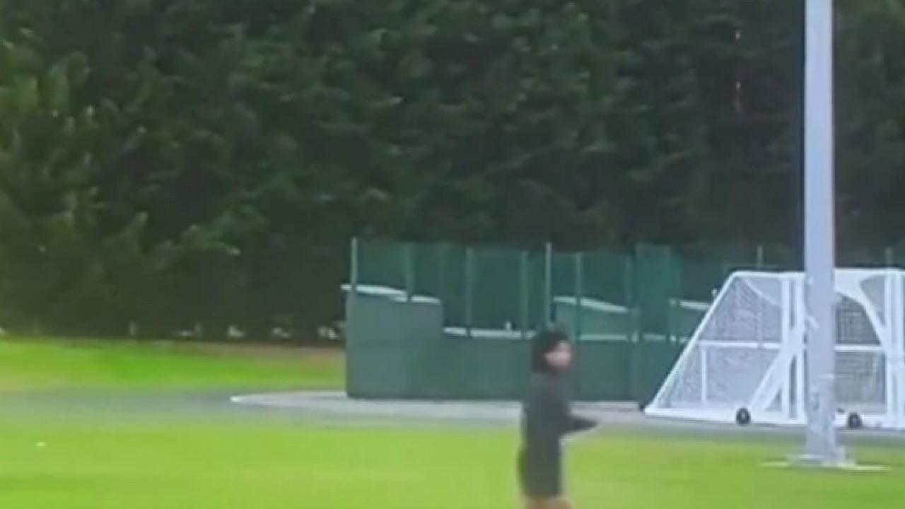 مقطع فيديو لشبح مارادونا يتدرب في ملعب بـ اسكتلندا يشعل مواقع السوشيال ميديا