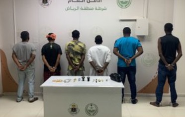 القبض على 8 أشخاص لارتكابهم حوادث سطو في الرياض
