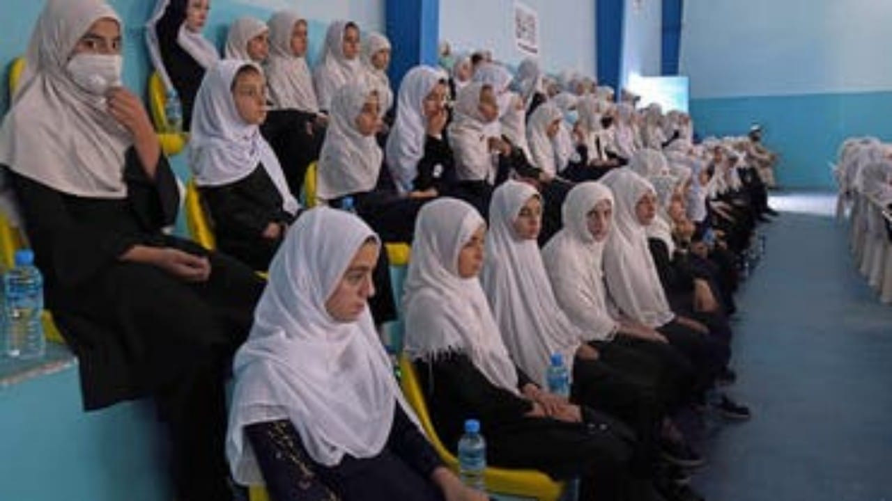 طالبان تقرر إغلاق مدارس للفتيات بعد أيام من فتحها