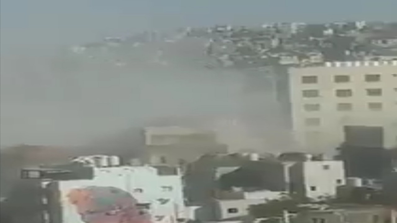 شاهد.. انهيار مبنى مكون من4 طوابق في عمان
