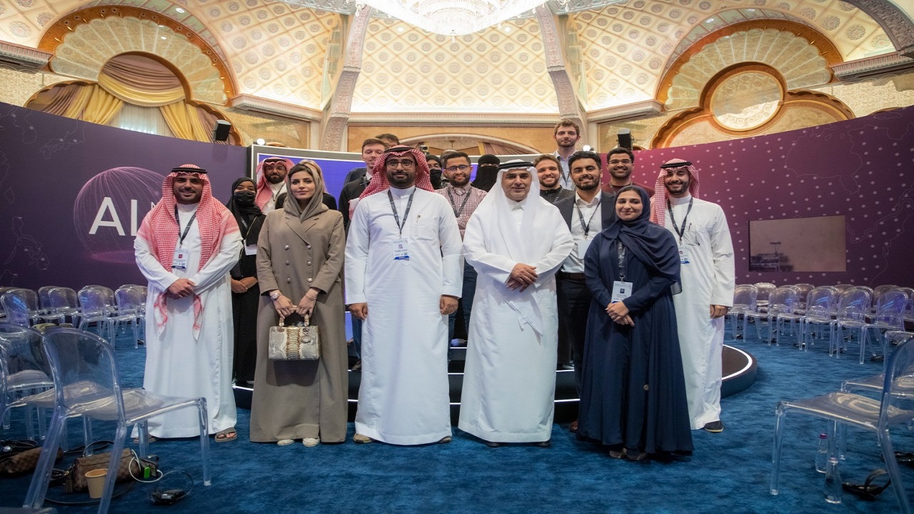 بالصور .. طلاب من أعرق الجامعات العالمية يختتمون مشاركتهم في قمة الذكاء الاصطناعي