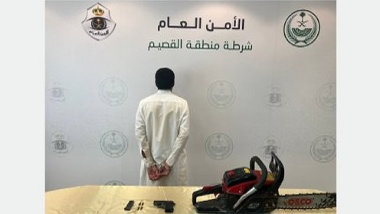 ضبط مواطن ظهر في مقطع فيديو يقطع الأشجار وبحوزته سلاح ناري