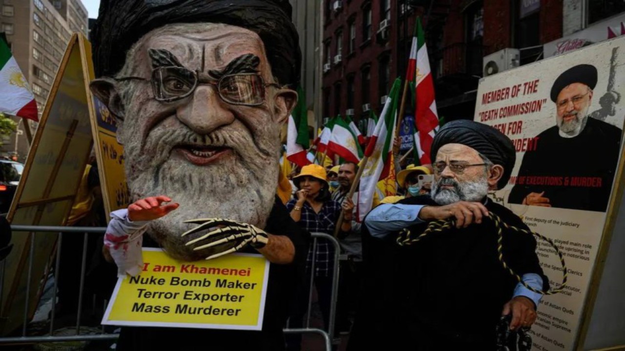 معارضون إيرانيون يقدمون شكوى ضد “رئيسي” أمام محكمة أمريكية
