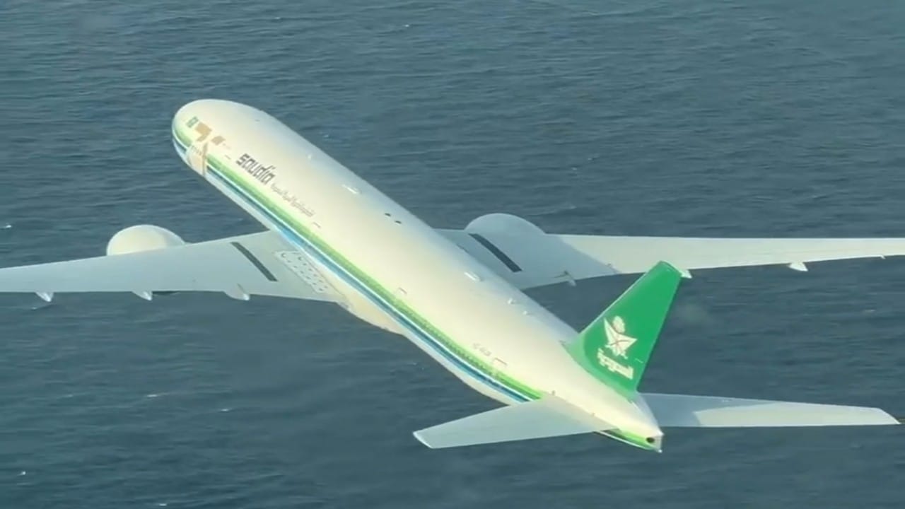 بالفيديو.. طائرة الخطوط السعودية تحتفل باليوم الوطني