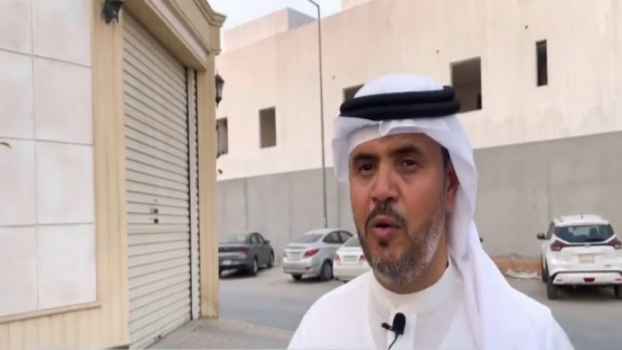 شاهد.. مواطن يعرض منزله في الرياض للبيع بسبب كثرة سيارات مكاتب التأجير