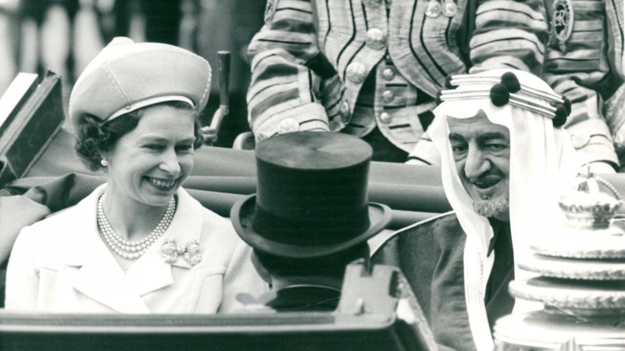 صورة نادرة للملك فيصل والملكة إليزابيث قبل 55 عامًا