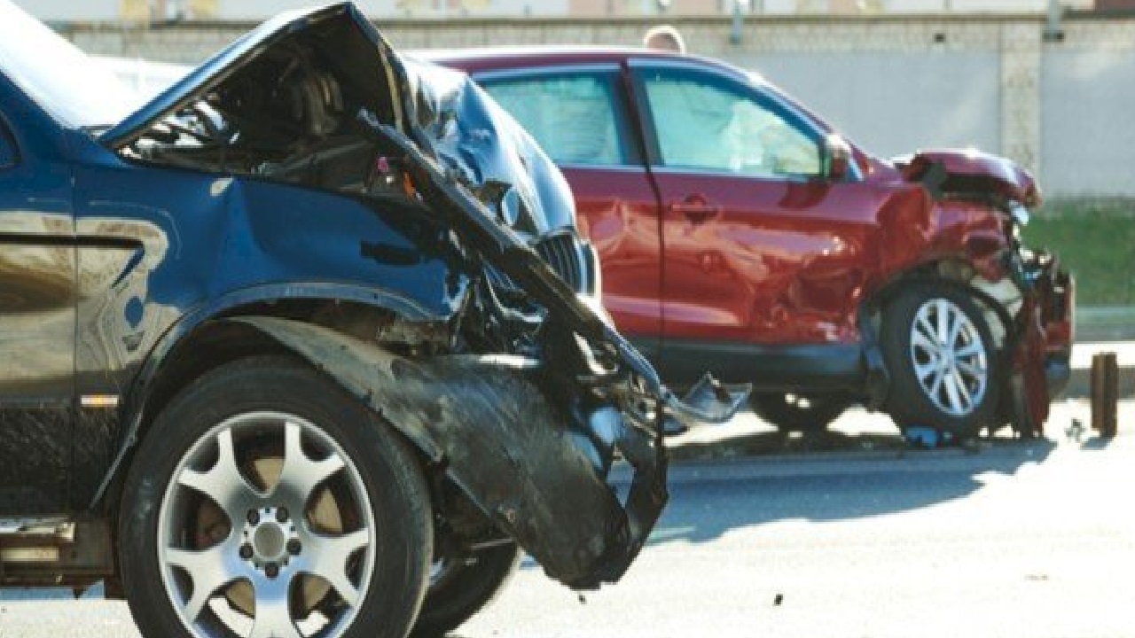 بالفيديو ..مسؤول &#8220;نجم&#8221; : 40 سيارة اشتركوا في حادث واحد بسبب تصادم سيارتين